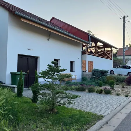 Sebina Zarucujici Absolutni Soukromi A Klid S Lahvi Vina Jako Darek Апартаменты