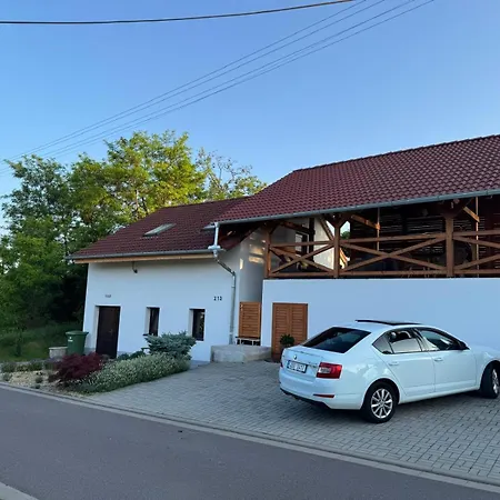Sebina Zarucujici Absolutni Soukromi A Klid S Lahvi Vina Jako Darek Drnholec