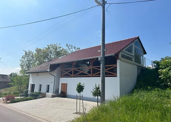 شقة Sebina Zarucujici Absolutni Soukromi A Klid S Lahvi Vina Jako Darek Drnholec