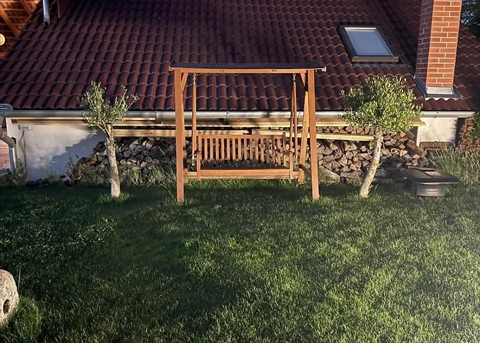 Sebina Zarucujici Absolutni Soukromi A Klid S Lahvi Vina Jako Darek * Drnholec