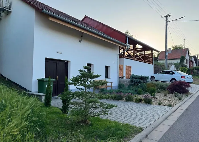 Sebina Zarucujici Absolutni Soukromi A Klid S Lahvi Vina Jako Darek شقة