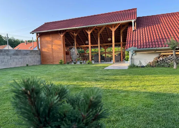 Sebina Zarucujici Absolutni Soukromi A Klid S Lahvi Vina Jako Darek شقة Drnholec