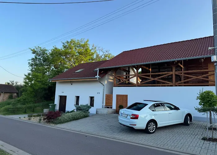 Sebina Zarucujici Absolutni Soukromi A Klid S Lahvi Vina Jako Darek Drnholec