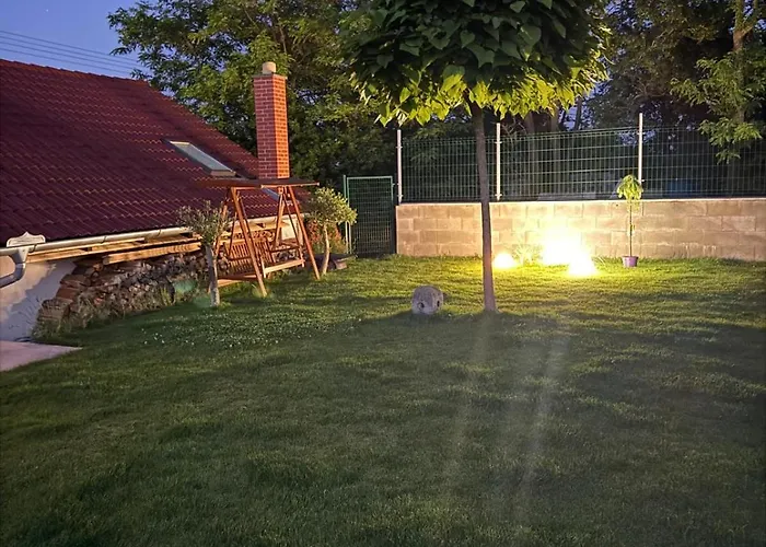 Sebina Zarucujici Absolutni Soukromi A Klid S Lahvi Vina Jako Darek شقة